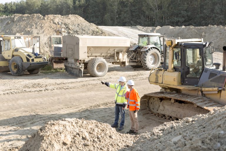 Construction site with signs of disorganisation and multiple teams working without clear coordination